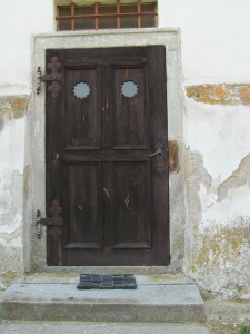 Řemeslně opravené dveře do kostela 