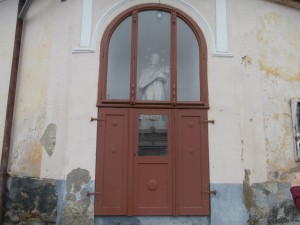 Výklenkova kaple se sochou Jana Nepomuckého.