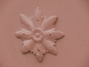 Detail na dvířkách kaple.