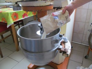 v robotu zaděláme těsto, přidáme cukr