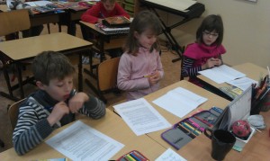 Vojta Kos, Štěpánka Mašková a Eliška Skalická při práci s textem