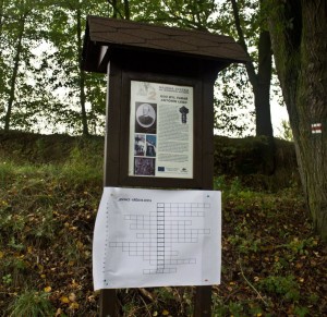 Křížovka na naučné tabuli o A. Legovi