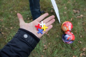 Jako platidlo posloužily spárovací křížky z OBI, které byly nalakované tak, aby vznikly 4 různé barvy.