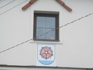 okno z internetové místnosti, pod ním znak Dublovic