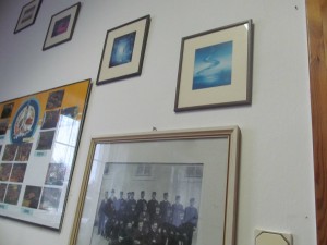 obrazy a fotografie na stěnách