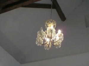 strop zdobí krásné lustry