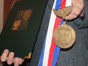 desky se slavnostní řečí a odznak státní moci
