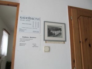 u vchodu do kadeřnictví