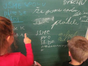 Na tabuli žáci  zapisují slova k danému  tématu
