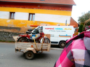 Pozor Adélko, musíme počkat, je tam ještě vozík.