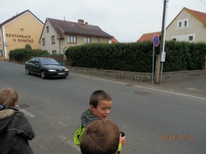 Pozor, jede auto!