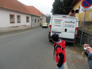 Pozor Kubo, nevidíš tam, jede auto