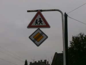 Konec hlavní silnice a pozor na nás,řidiči.