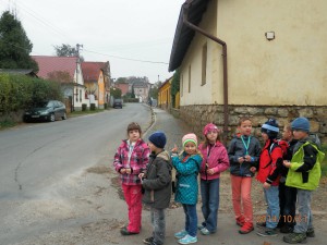 Kudy na náměstí?Přece po chodníku.