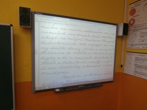 text kroniky promítaný přes interaktivní tabuli