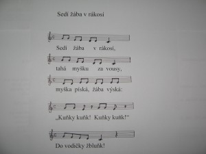 Sedí žába v rákosí s notovým záznamem