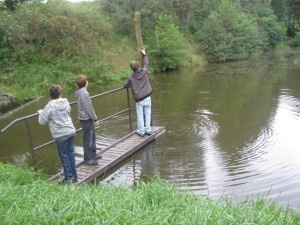 Měření hloubky- lepší tyč nebyla :-)