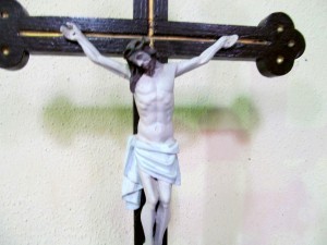 Dřevěná soška Krista na kříži-Řezbář