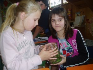 Terezka a Eliška při průzkumech